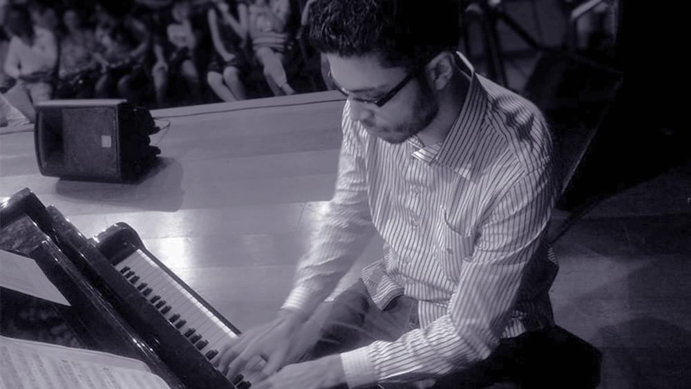Gilberto tocando em um recital.