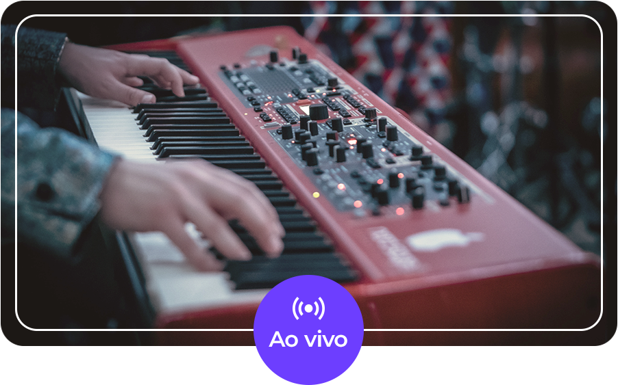 Tecladista tocando um sintetizador